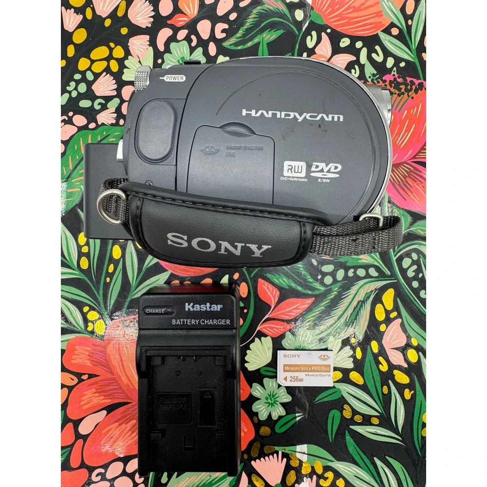 Sony Handycam DCR-DVD305 Camcorder Silver 12x Optical Zoom Carl Zeiss Lens